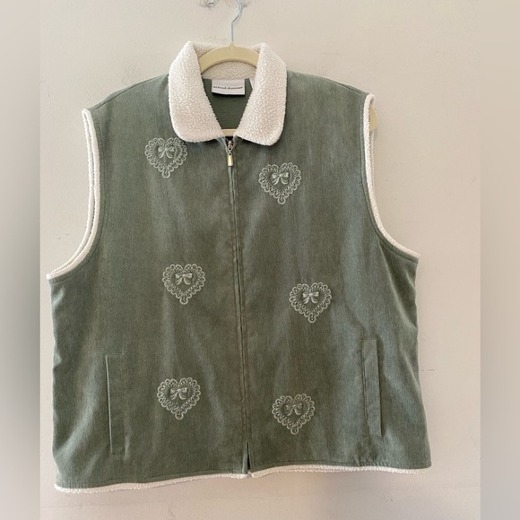 Alfred Dunner Plus Sz 14 Corduroy Fleece White and
Sage Green Embroidered Gilet - Picture 4 of 9
